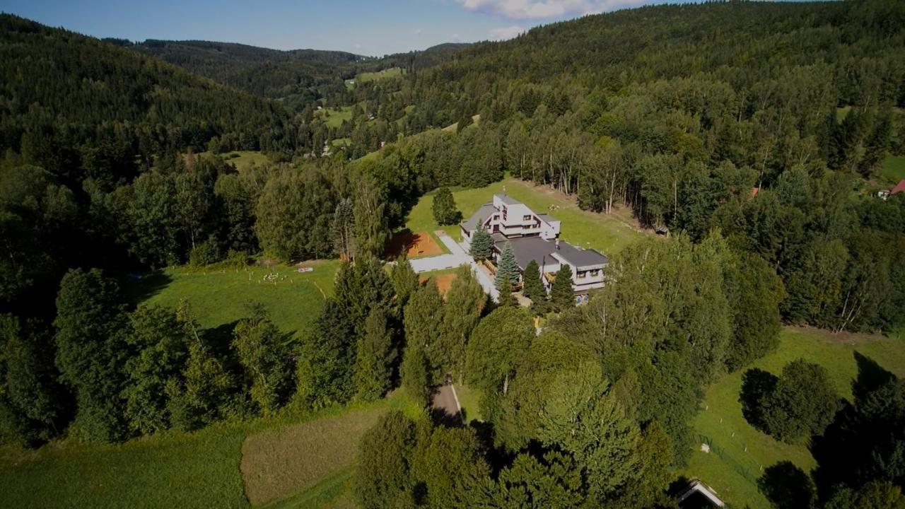 Hotel ČESKÁ FARMA Dolni Dvur Exterior foto