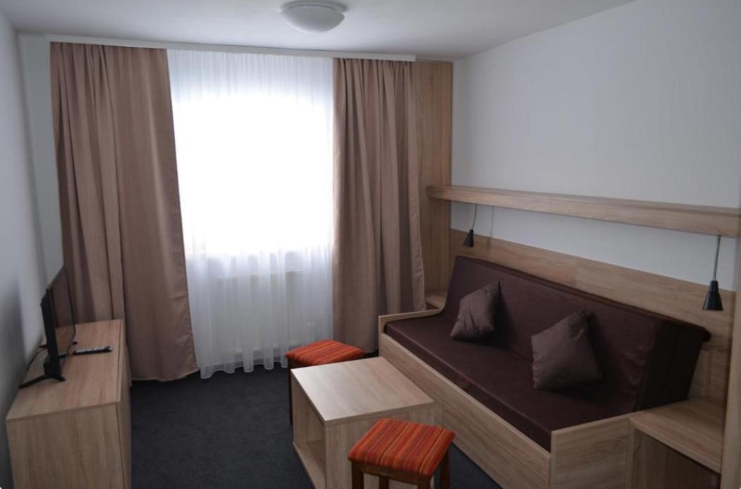 Hotel ČESKÁ FARMA Dolni Dvur Exterior foto