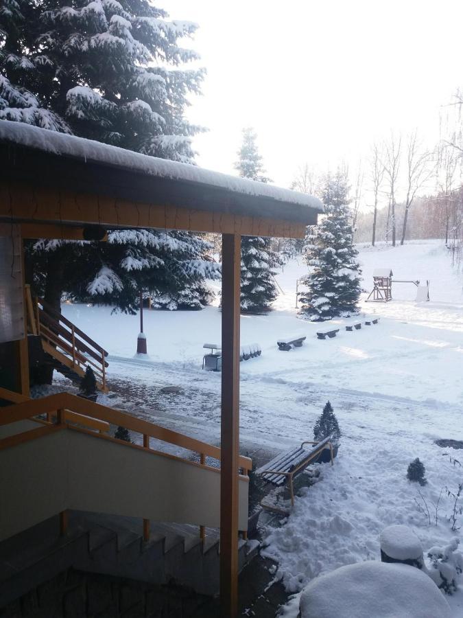 Hotel ČESKÁ FARMA Dolni Dvur Exterior foto