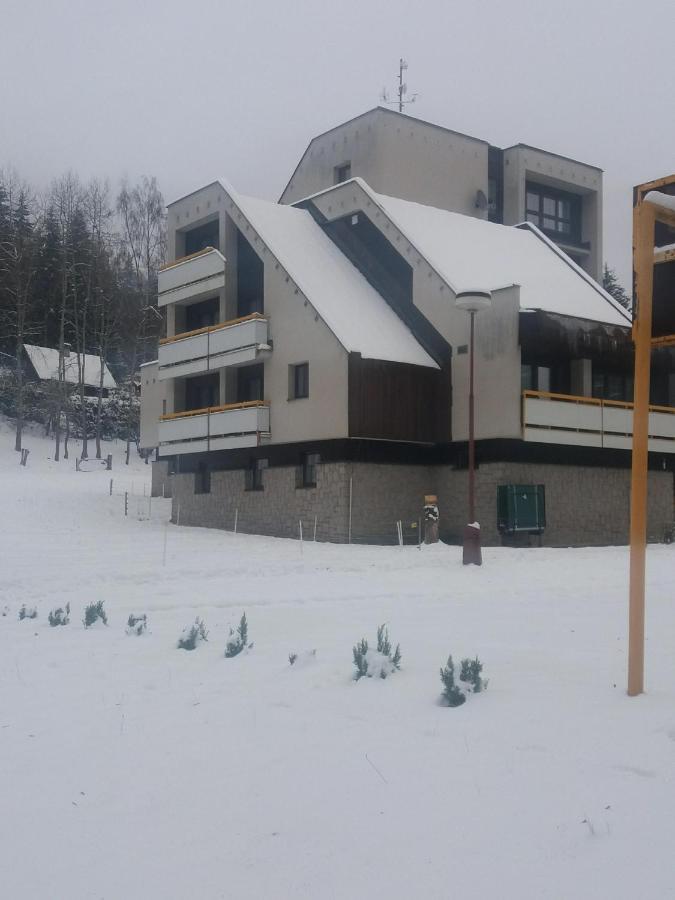 Hotel ČESKÁ FARMA Dolni Dvur Exterior foto